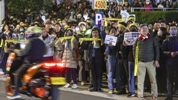 经济民主连合、台湾公民阵线发起“冬季青鸟在台北”集会行动，18日晚间在国民党中央党部前集结抗议，现场人潮众多，许多人手持黄色布条、标语字牌等表达立场，抗议国民党强行修法。（图片来源：中央社）