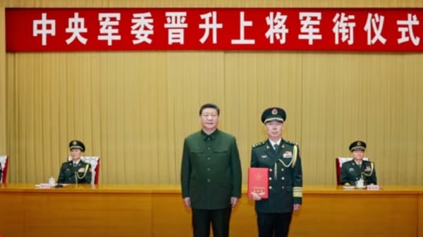 中共党魁习近平12月23日向晋升上将军衔的陆军政治委员陈辉颁发命令状。（视频截图）